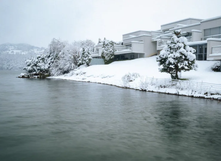 Część budynków resortu jest położona na lądzie...