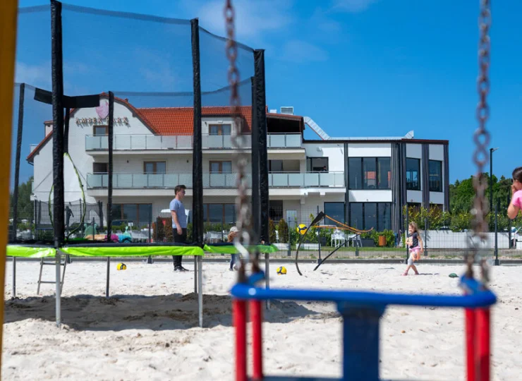 Obok placu zabaw jest trampolina i boisko