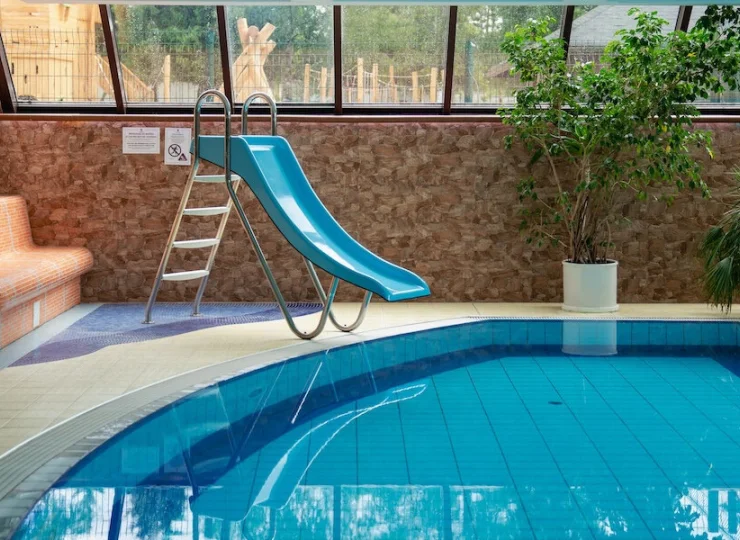 Dzieci mogą skorzystać ze zjeżdżalni prosto do wody