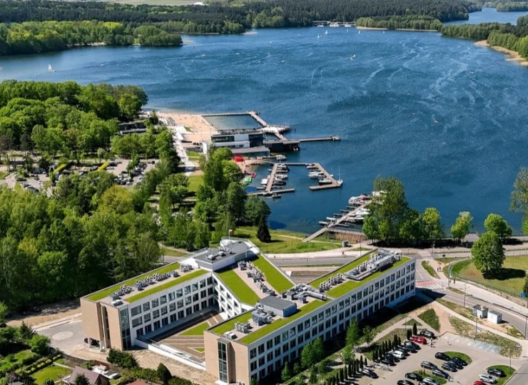 Aparthotel nad Zatoką jest położony 50 m od jeziora i 300 m od plaży