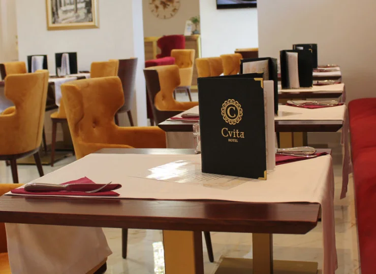 W hotelu mieści się restauracja oferująca dnia kuchni dalmatyńskiej