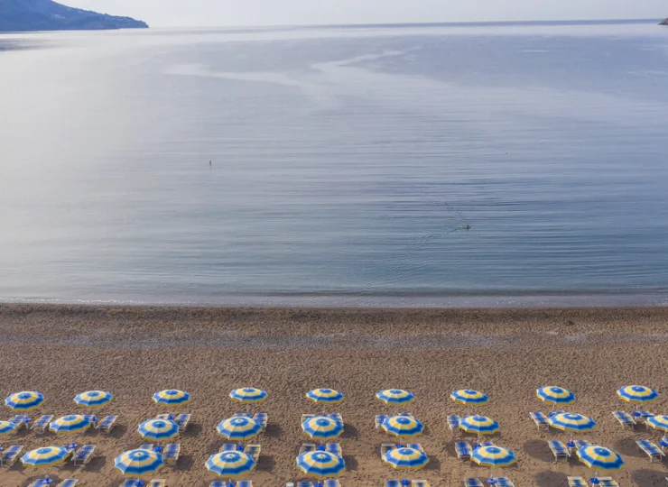 Hotel ma prywatną plażę położoną w pięknym miejscu