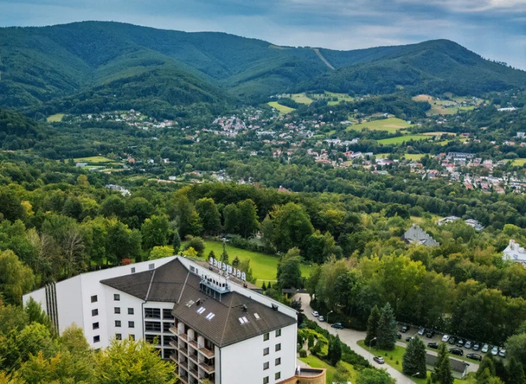 Z hotelu widać wspaniałą panoramę Beskidów i Ustronia