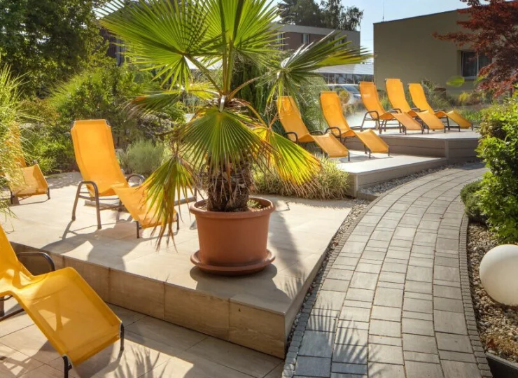 Hotel znajduje się pośród pięknego ogrodu