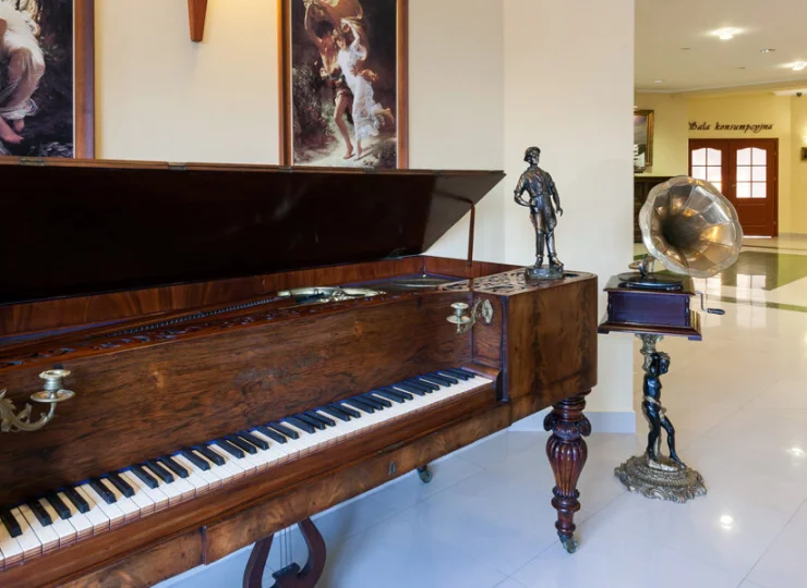 W budynku mieści się fortepian i reprodukcje dzieł sztuki