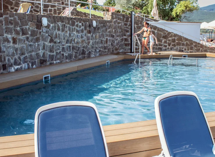 Na plaży znajdują się leżaki oraz basen z brodzikiem i prysznic