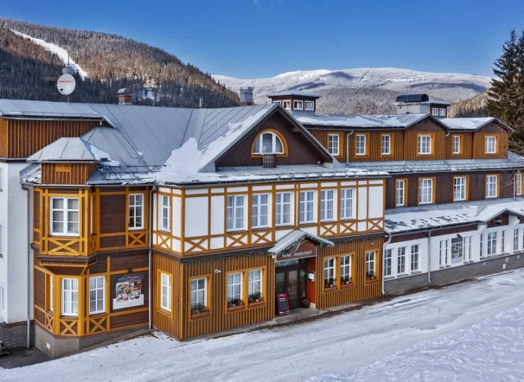 Hotel jest dogodnie zlokalizowany - blisko centrum miasta i stoków