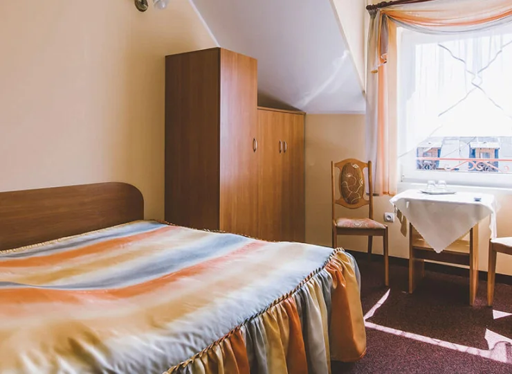 Na gości czekają pokoje 2-osobowe oraz 4-osobowe z TV, wifi, łazienką