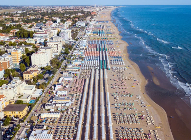 Od 20 kwietnia do września można korzystać z hotelowych leżaków na plaży