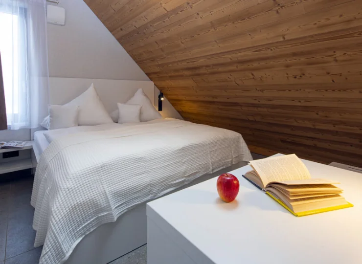 W każdej sypialni mieści się 2-osobowe łóżko