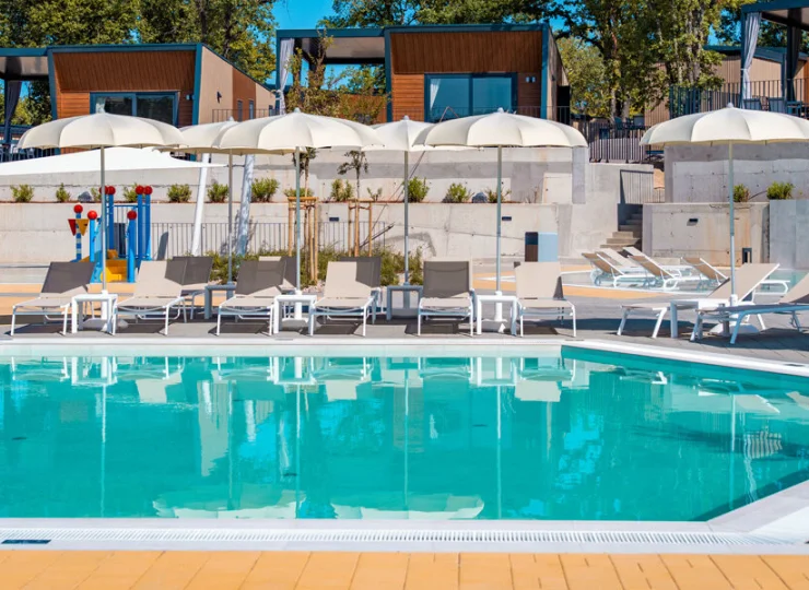 W kompleksie znajduje się kilka basenów zewnętrznych