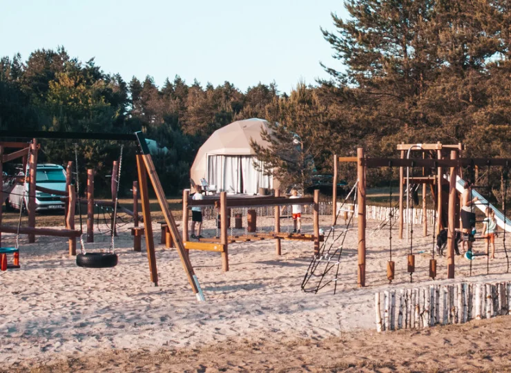 Urządzenia na placu zabaw wykonano z naturalnych materiałów