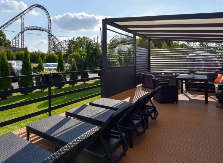 Na tarasie domku Exclusive nr 9 jest jacuzzi, leżaki oraz grill