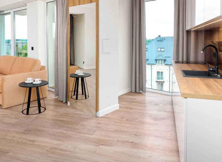 Apartament superior posiada duży pokój dzienny z aneksem kuchennym