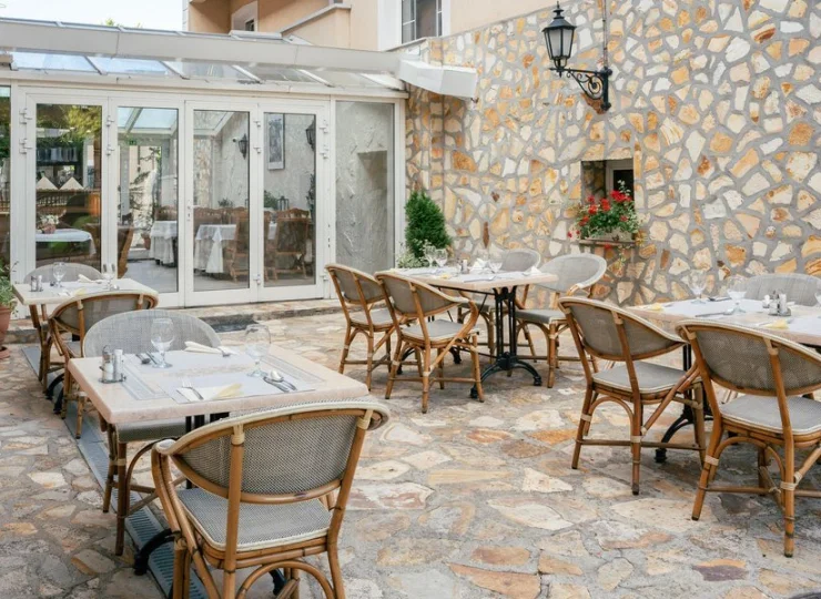 Można tu zjeść śniadanie albo obiadokolację w przyjemnym otoczeniu