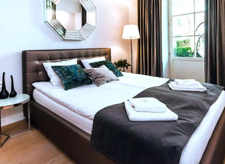 Sypialnia apartamentu 2+2 z sauną i tarasem