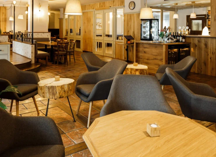 Restauracja i kawiarnia posiadają stylowe i uporządkowane przestrzenie