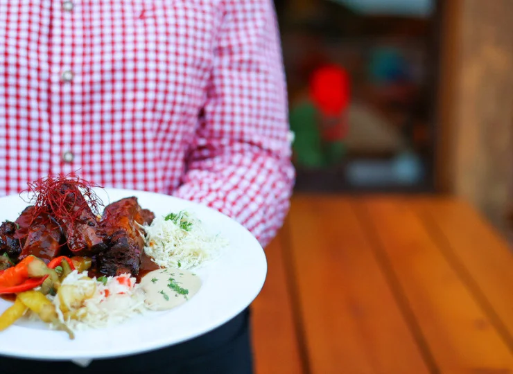Są też dostępne dania z karty, w tym regionalne przysmaki