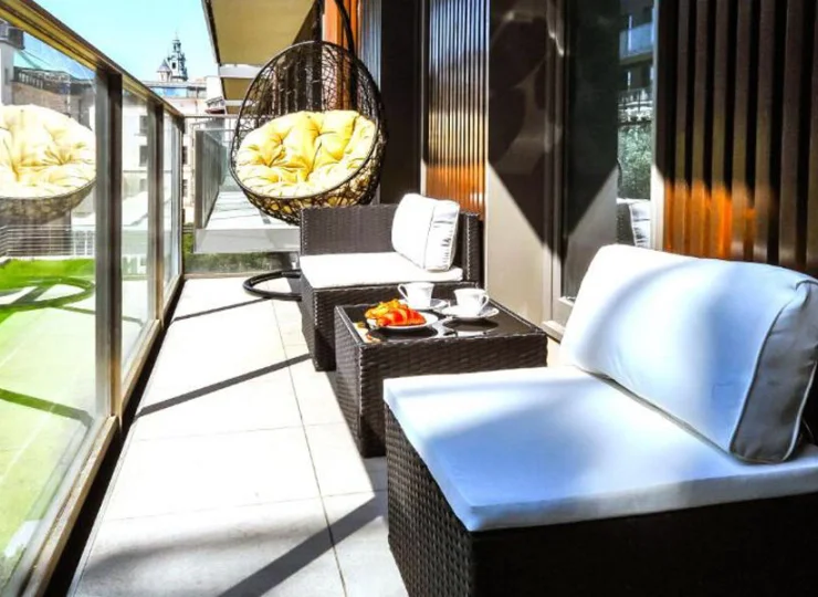 Apartament 4+2 z sauną i tarasem ma wygodne miejsce relaksu na zewnątrz