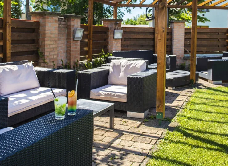 W hotelowym ogrodzie znajduje się wygodna strefa relaksu