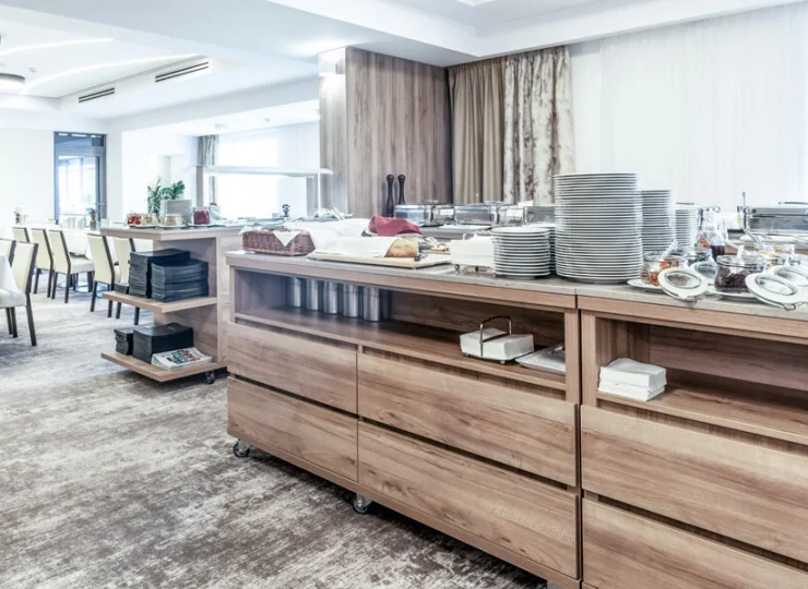 Goście hotelowi rozpoczynają dzień od śniadania w formie bufetu