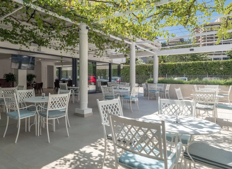 Mika Caffe ma urokliwy taras dający orzeźwienie nawet w upalny dzień