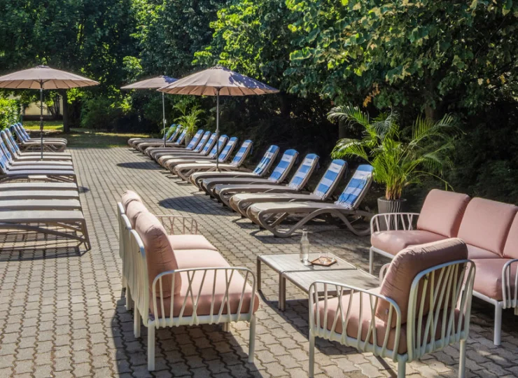 Na zewnątrz hotelu nie brakuje miejsc do relaksu z widokiem na zieleń