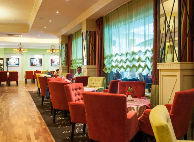Hotel dysponuje restauracją oraz kawiarnią