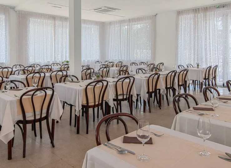 Do kolacji są wystawiane dystrybutory z napojami