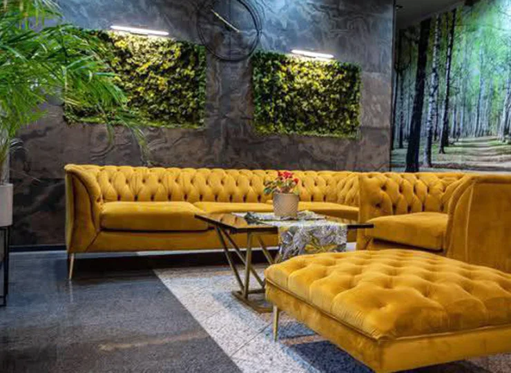 Dekoracje przenoszą sąsiedztwo lasu także do wnętrza obiektu