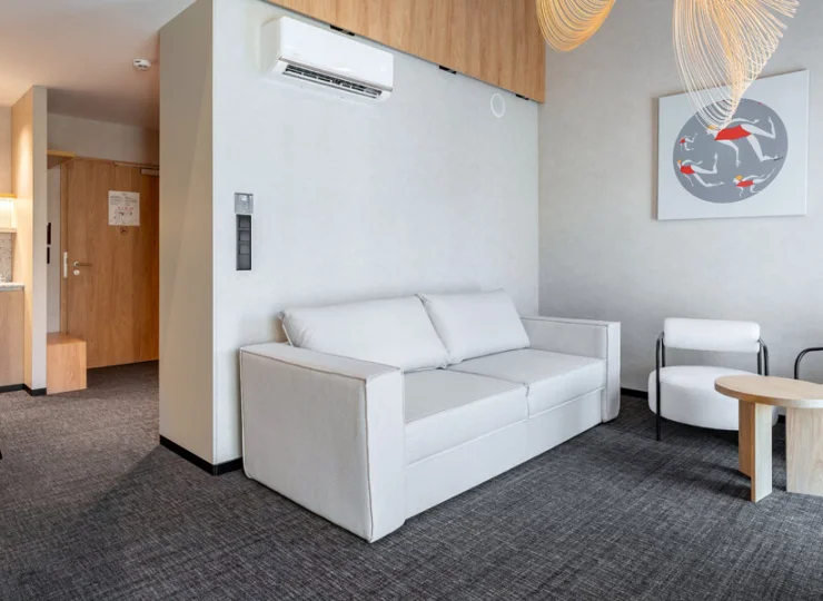 Apartament z antresolą ma pokój dzienny na dole i sypialnię na górze