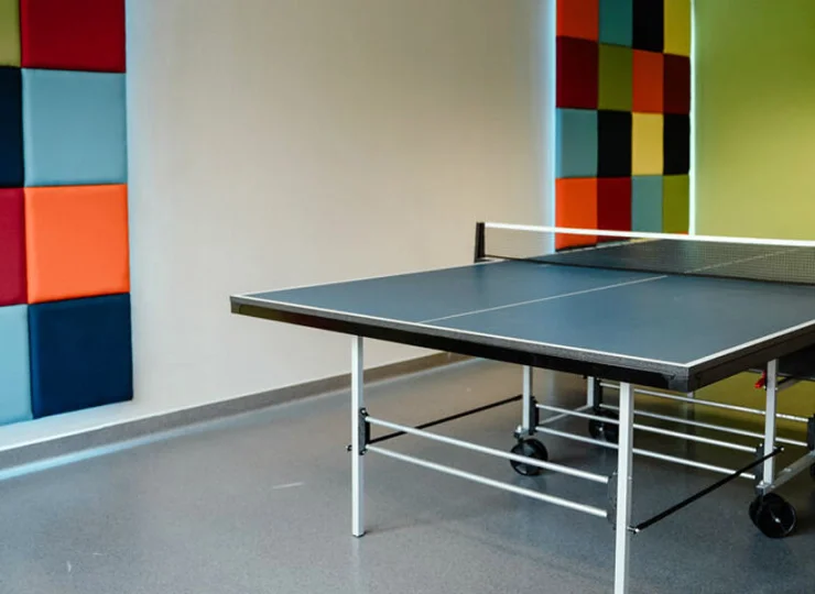 W pokoju gier jest m.in. stół do ping-ponga