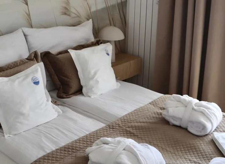 Sypialnia apartamentu z TV i wyjściem na balkon