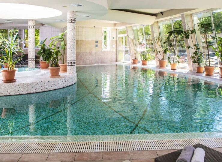 Kryty basen jest dostępny przez cały rok