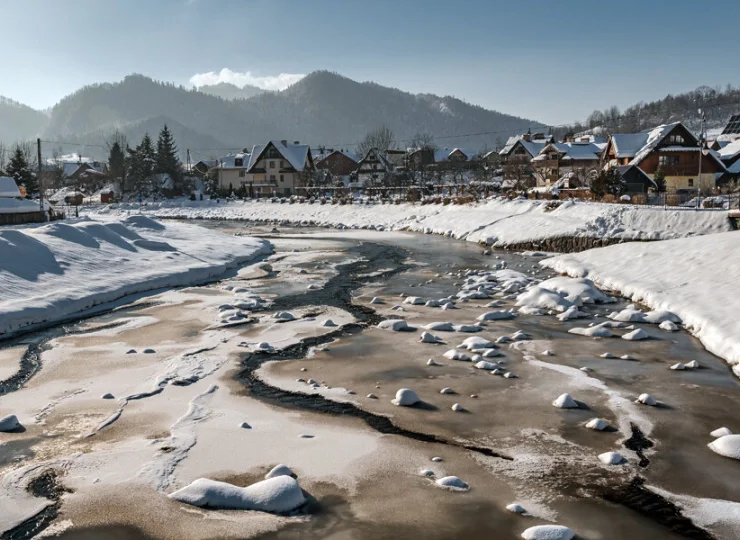 Dzięki położeniu w dolinie Grajcarka doświadczysz szumu rzeki, nie szumu miasta