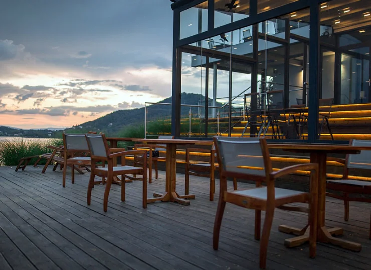 W ciepłych miesiącach życie hotelu toczy się na tarasach