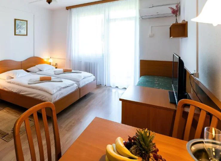 Pokój 3-osobowy ma łóżko podwójne i pojedyncze