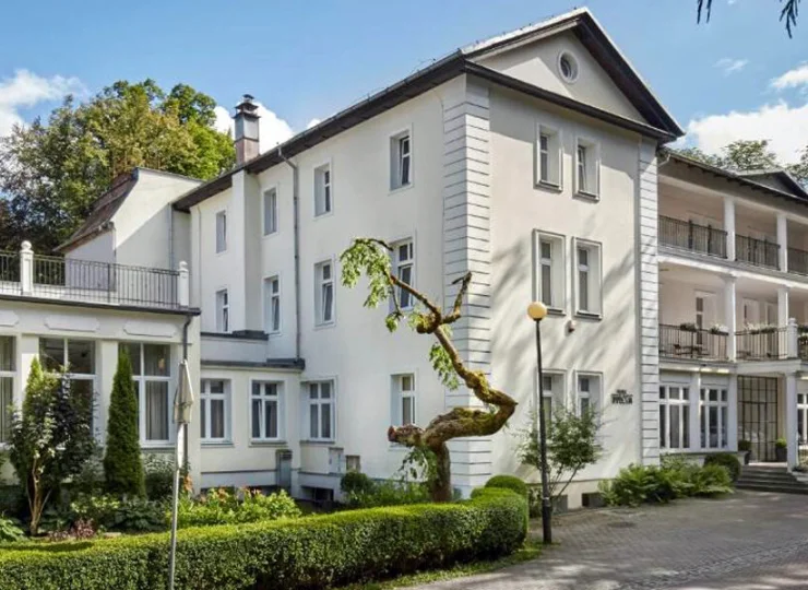 Położony jest w bezpośrednim sąsiedztwie Dworku Chopina, Pijalni Wód Mineralnych