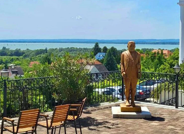 Hotel mieści się 1 km od brzegu Balatonu