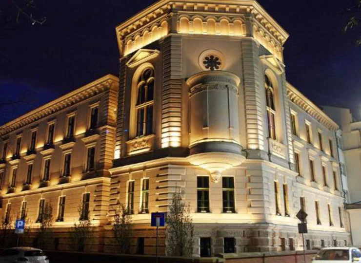Apartamentowiec sąsiaduje z dawną kaplicą św. Kolety
