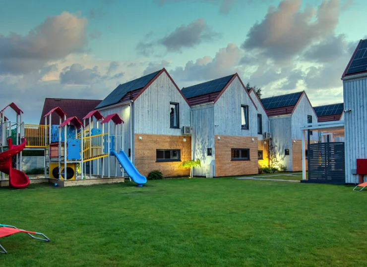 Rodzice mogą odpoczywać na leżakach obok placu zabaw