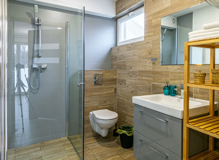 W każdej łazience jest prysznic, suszarka do włosów, ręczniki