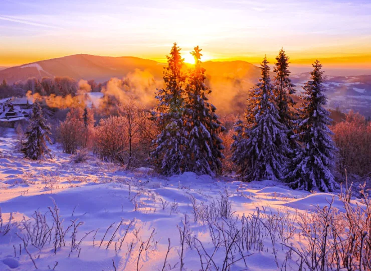 Zimowy wschód słońca w Beskidzie Śląskim