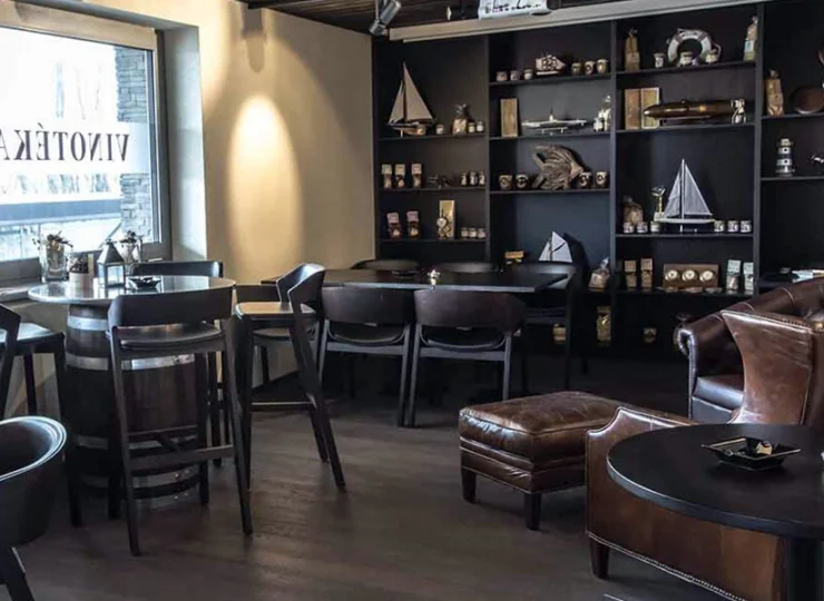 W hotelu funkcjonuje także Lobby Bar oraz stylowa winiarnia