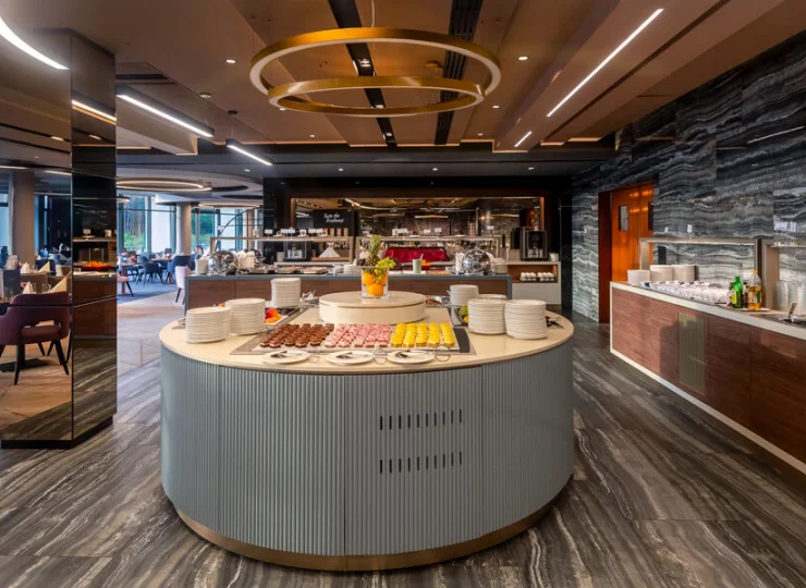 Bufet śniadaniowy jest bogaty i urozmaicony