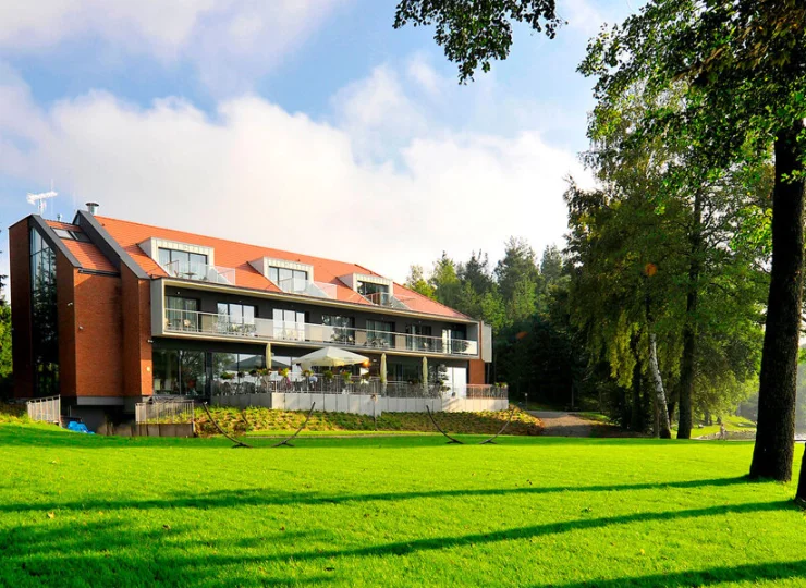 Oferuje zarówno relaks w komfortowych wnętrzach, jak i przestrzeń do regeneracji