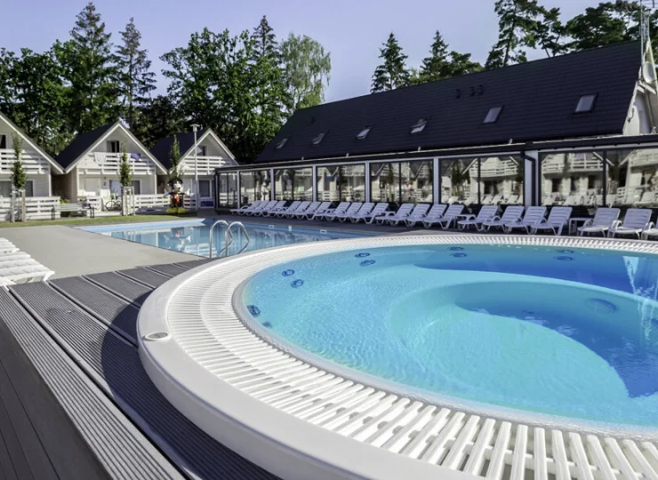 Przy basenie znajdują się leżaki oraz jacuzzi