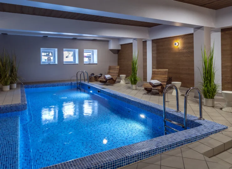Goście mogą korzystać z krytego basenu i jacuzzi