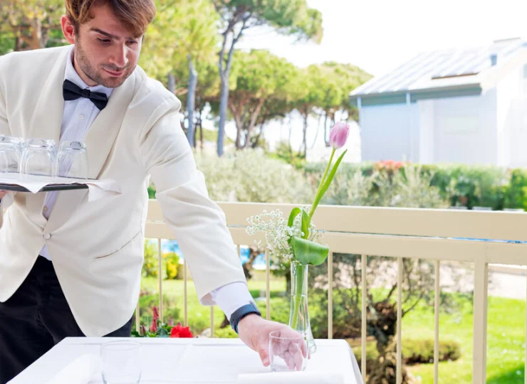 W restauracji o gości dba troskliwa obsługa