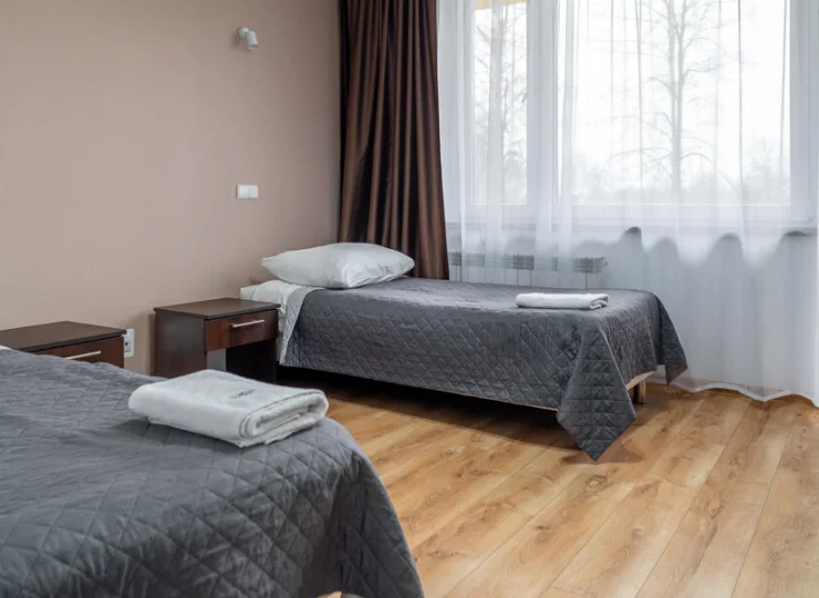 Pokoje 2-osobowe są w opcji z podwójnym łóżkiem oraz 2 pojedynczymi łóżkami